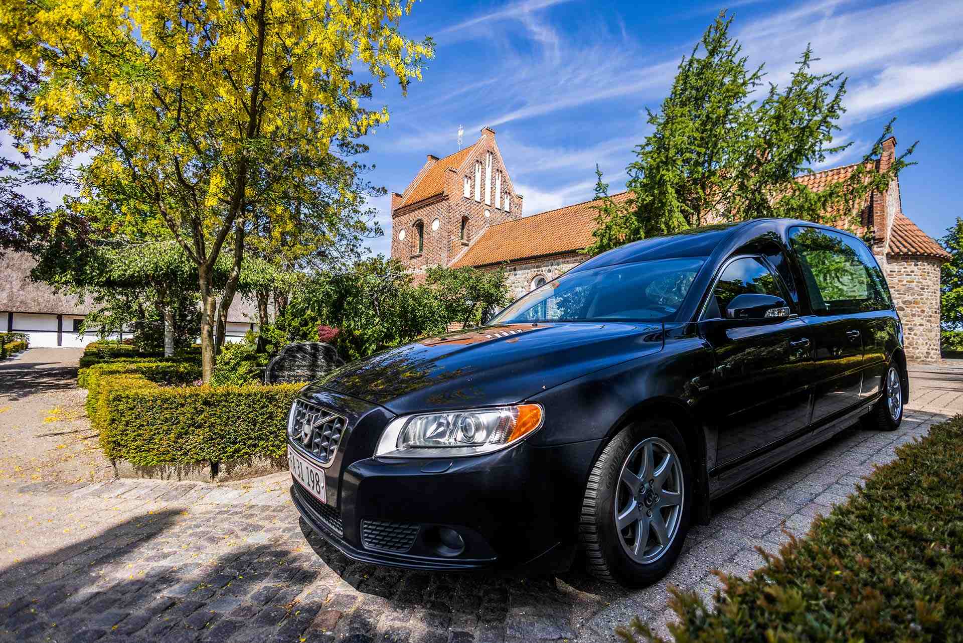Volvo rustvogn ved kirkegård