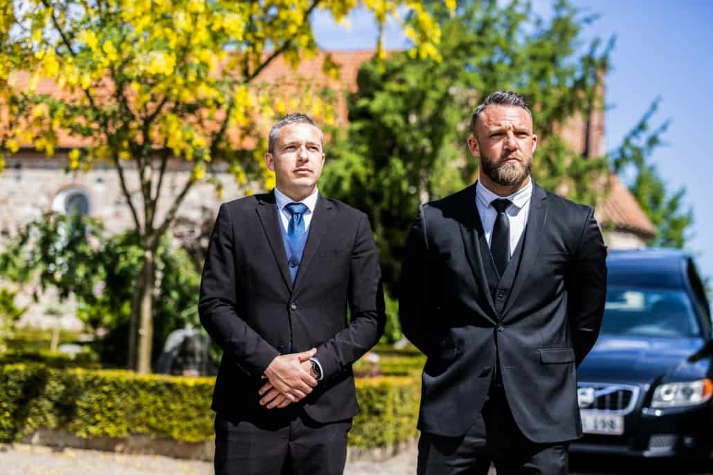 To bedemænd ved kirke